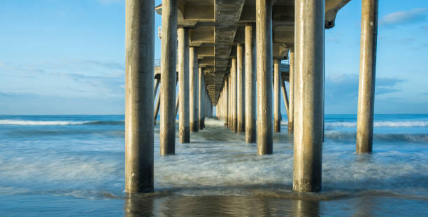 ハンティントンビーチ桟橋の下側 - huntington beach ストックフォトと画像