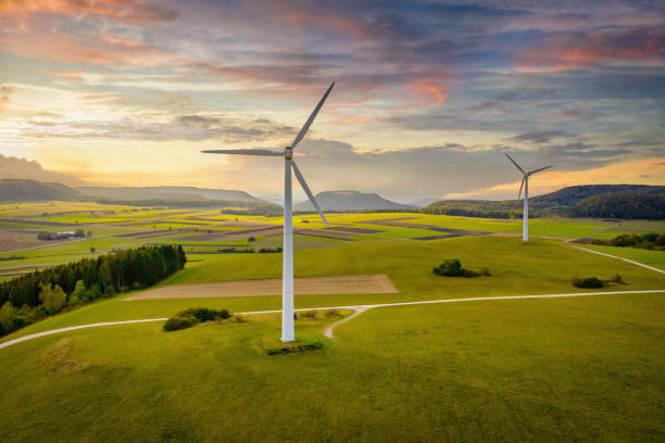 paisagem verde da turbina de vento da energia alternativa no por do sol - montanhas suábias - fotografias e filmes do acervo