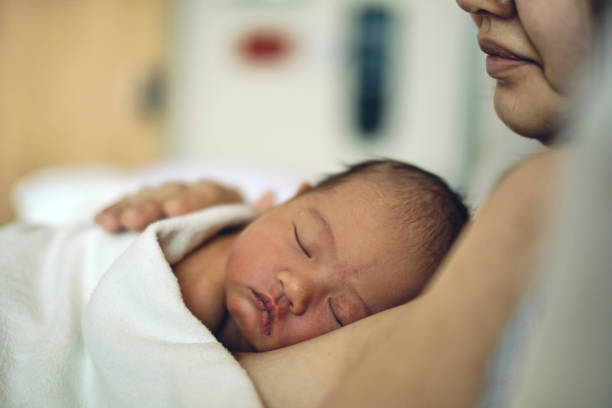 어머니와 함께 피부에 신생아 일본 미국 아기 피부 - breastfeeding mother newborn baby 뉴스 사진 이미지