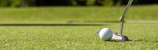 cerca del club de golf y pelota en hierba. - putting fotografías e imágenes de stock