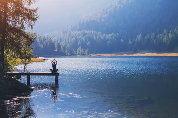 йога красивый фон, гармония в жизни, медитация практике - zen like nature breathing exercise sitting стоковые фото и изображения