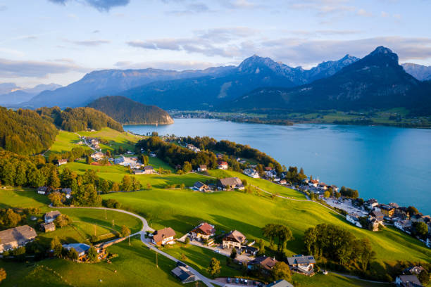 st. wolfgang e la piccola città st. wolfgang im salzkammergut, alta austria, austria, europa - wolfgangsee foto e immagini stock