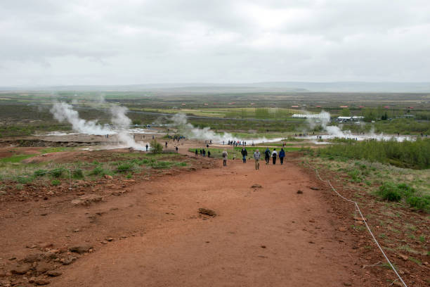 turistas que visitam o geyser de strokkur em islândia - 30057 - fotografias e filmes do acervo