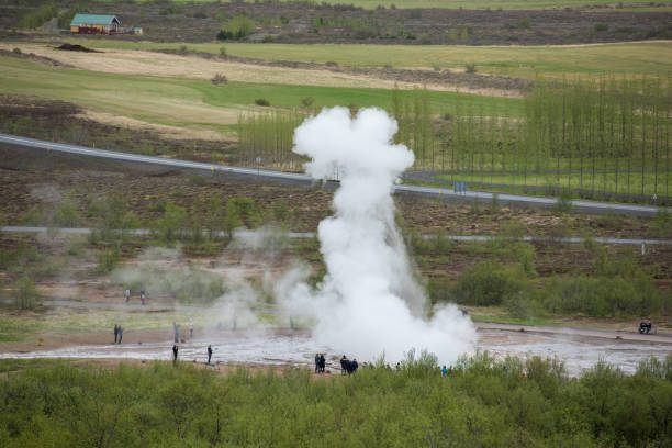 turistas que visitam o geyser de strokkur em islândia - 30056 - fotografias e filmes do acervo