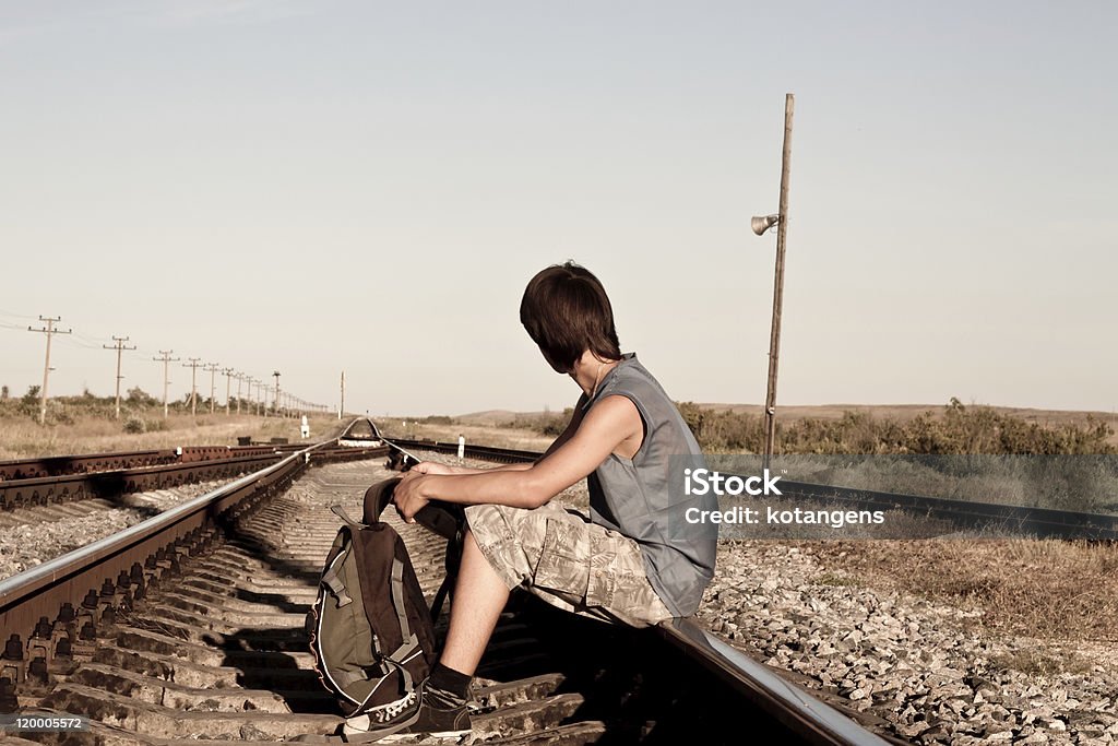 Garoto adolescente com problemas localização em rail road - Foto de stock de Adolescente royalty-free