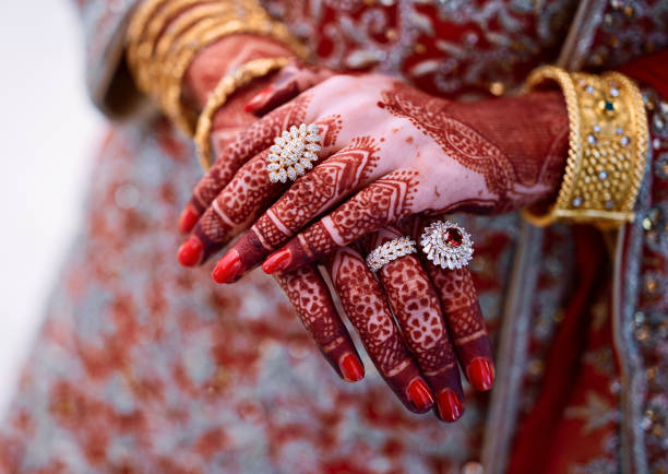 dessins populaires mehndi pour les mains ou les mains peintes avec des traditions indiennes mehandi - wedding indian culture pakistan henna tattoo photos et images de collection