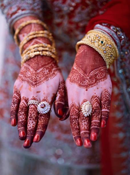 dessins populaires mehndi pour les mains ou les mains peintes avec des traditions indiennes mehandi - wedding indian culture pakistan henna tattoo photos et images de collection