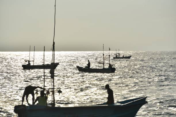 pescadores no identificados en su camino a la pesca nocturna cerca de ambalangoda, océano indico - motorboat fishing cruise ship dawn fotografías e imágenes de stock