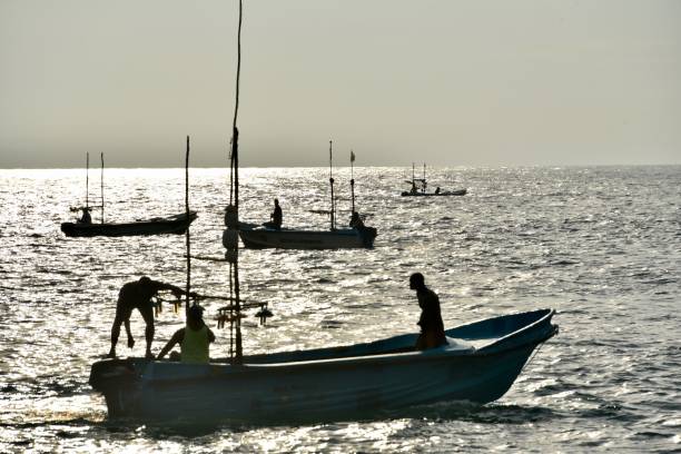 pescadores no identificados en su camino a la pesca nocturna cerca de ambalangoda, océano indico - motorboat fishing cruise ship dawn fotografías e imágenes de stock