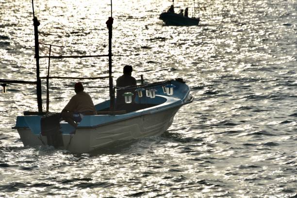 pescadores no identificados en su camino a la pesca nocturna cerca de ambalangoda, océano indico - motorboat fishing cruise ship dawn fotografías e imágenes de stock