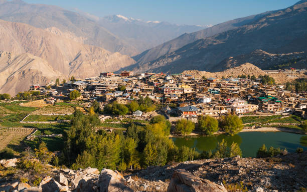 village de nako entouré par l'himalaya et le lac au lever du soleil. himachal pradesh, inde. - himachal photos et images de collection