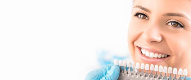 beau sourire et dents blanches d'une jeune femme. - dentists chair people care medical equipment photos et images de collection