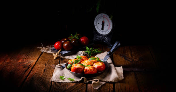 tomates rellenos con carne picada y queso - stuffed tomato fotografías e imágenes de stock