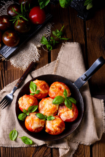 gefüllte tomaten mit hackfleisch und käse - stuffed tomato stock-fotos und bilder