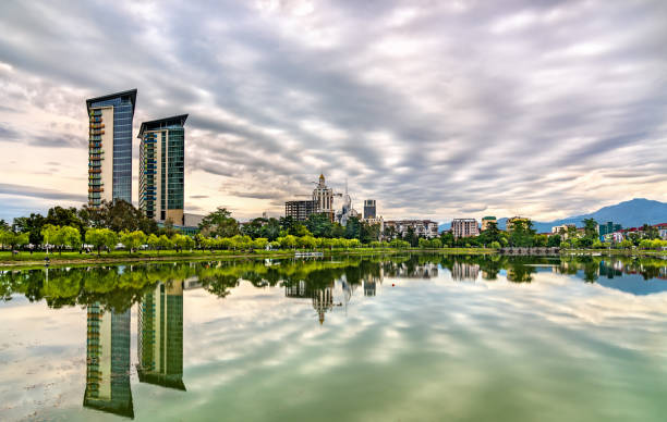 blick auf batumi am nurigeli see, georgien - ajaria stock-fotos und bilder