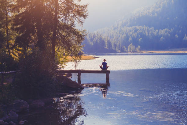 meditazione e yoga praticando al tramonto, respirare l'esercizio fisico - equanimity foto e immagini stock