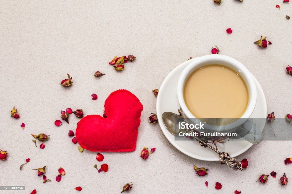 Xin Chào Tách Cà Phê Nụ Hoa Hồng Và Cánh Hoa Trái Tim Cảm Thấy Màu Đỏ Bữa Sáng Lãng Mạn Ngày Valentine Nền Bê Tông Đá Hình ảnh Sẵn có - Xin Chào Tách Cà Phê Nụ Hoa Hồng Và Cánh Hoa Trái Tim Cảm Thấy Màu Đỏ Bữa Sáng Lãng Mạn Ngày Valentine Nền Bê Tông Đá Hình ảnh Sẵn có -