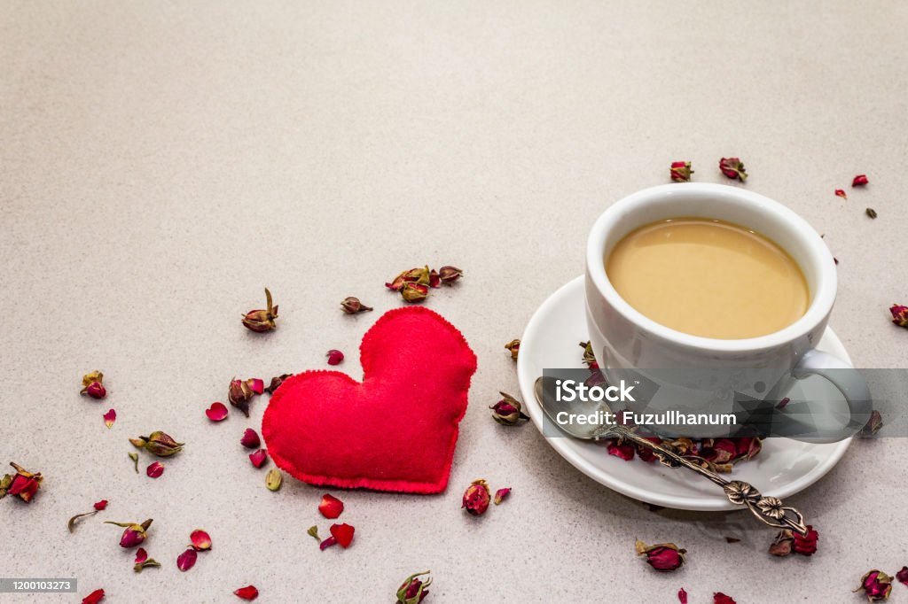 Foto de Bom Dia Xícara De Café Botões De Rosa E Pétalas Coração Vermelho Café Da Manhã Romântico Dia Dos Namorados Fundo Concreto De Pedra e mais fotos de stock de Amor - Foto de Bom Dia Xícara De Café Botões De Rosa E Pétalas Coração Vermelho Café Da Manhã Romântico Dia Dos Namorados Fundo Concreto De Pedra e mais fotos de stock de Amor -