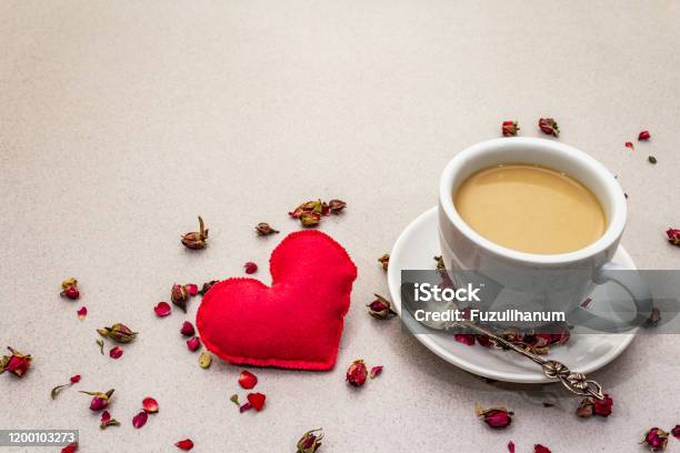 Foto de Bom Dia Xícara De Café Botões De Rosa E Pétalas Coração Vermelho  Café Da Manhã Romântico Dia Dos Namorados Fundo Concreto De Pedra e mais  fotos de stock de Amor -