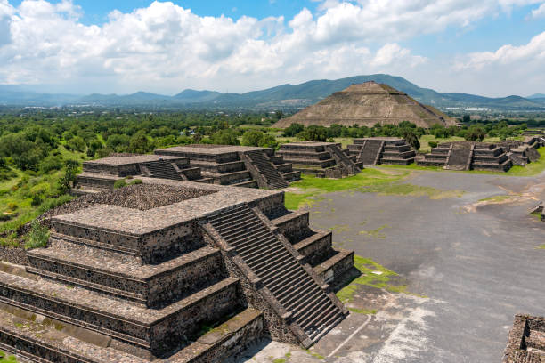 piramide della luna. teotihuacan - teotihuacan foto e immagini stock