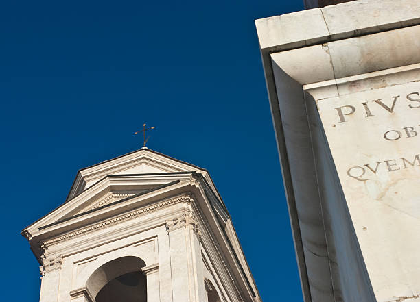 Su Roma: Bellissimo Santissima Trinità Dei Monti Chiesa, Italia - foto stock