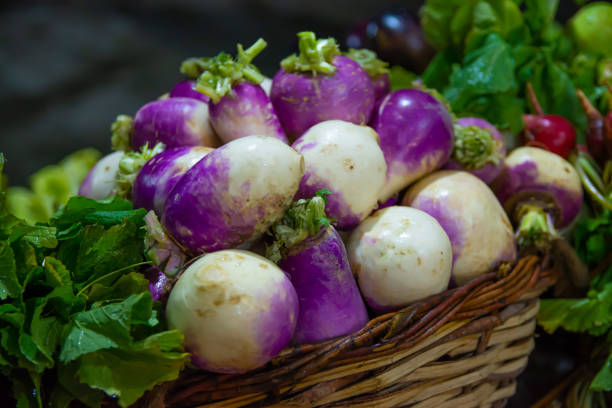 lebensmittel vegitable und früchte auf einem lokalen marktstand - turnip stock-fotos und bilder