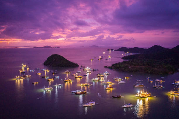 labuan bajo harbor colorido sunset twilight indonésia - labuanbajo - fotografias e filmes do acervo