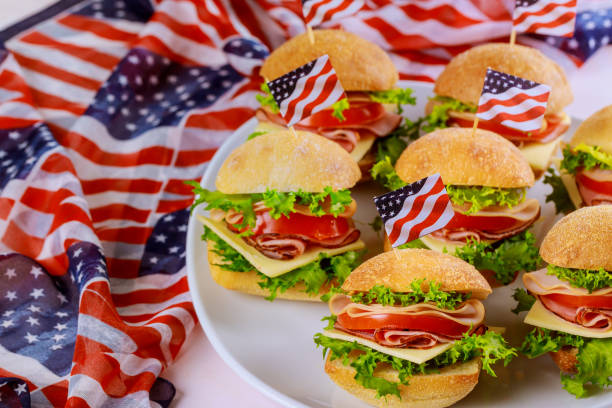 sándwiches festivos con bandera americana para fiesta patriota. - sandwich turkey chicken submarine sandwich fotografías e imágenes de stock