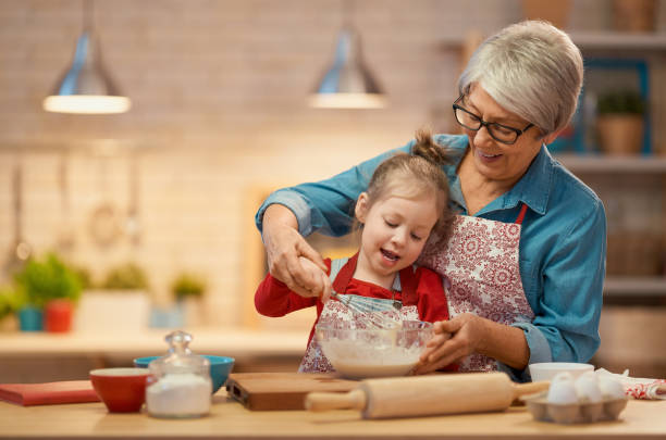 홈메이드 음식과 작은 도우미 - grandmother pie cooking baking 뉴스 사진 이미지