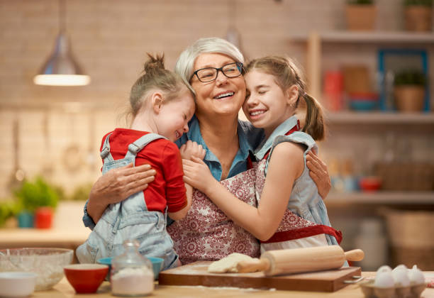 自家製食品と小さなヘルパー - grandmother pie cooking baking ストックフォトと画像