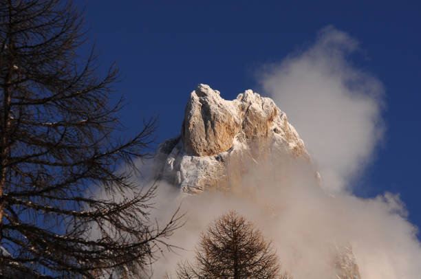 시몬 델라 팔라 또는 시몬은 창백한 디 산 마르티노 그룹의 구름에서 나온다. 이탈리아 티롤 남부의 파소 롤에서 바라보는 경치. - cimon della pala 뉴스 사진 이미지