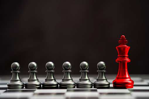 Ajedrez Rey Rojo Con Otros Negro Peón Ajedrez Para Líder Y Pensamiento Diferente Interrumpir El Concepto Foto de stock y más banco de imágenes de Liderazgo - iStock Ajedrez Rey Rojo Con Otros Negro Peón Ajedrez Para Líder Y Pensamiento Diferente Interrumpir El Concepto Foto de stock y más banco de imágenes de Liderazgo - iStock