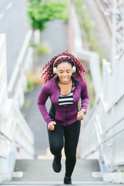 determinada mujer deportiva corriendo por las escaleras - staircase running moving up jogging fotografías e imágenes de stock