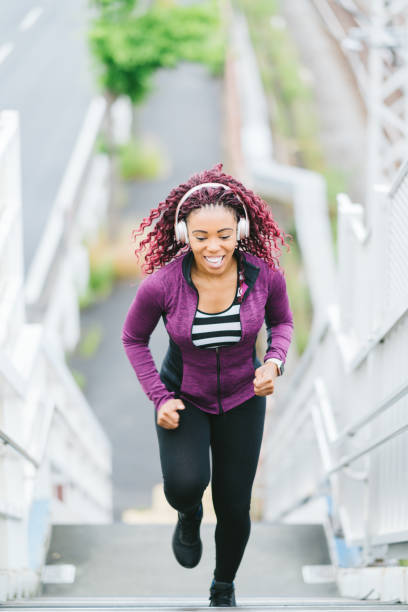 zdeterminowana sportowa kobieta biegająca po schodach - determination running staircase jogging zdjęcia i obrazy z banku zdjęć