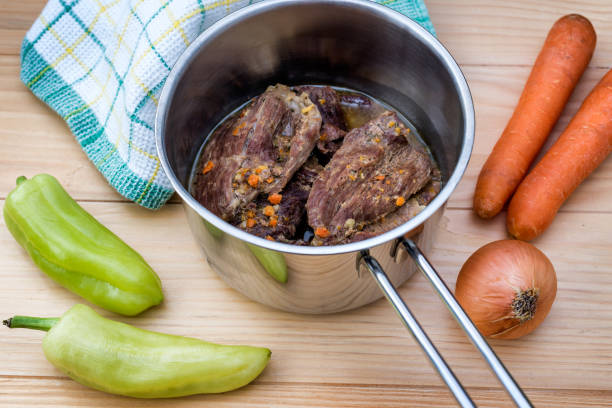 bistecche di manzo fatte tradizionalmente in salsa con carote e cipolle - pot roast braising steak stew foto e immagini stock