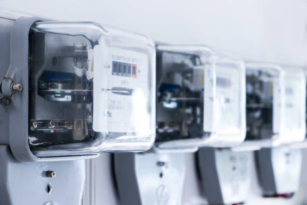 le compteur électrique equipment.energy est un appareil qui mesure la quantité d'énergie électrique consommée par une résidence, une entreprise ou un appareil électrique. - kilowatt photos et images de collection