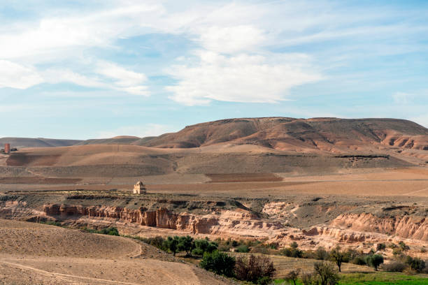 paisaje de agafay del desierto, al sur de marrakech, marruecos - morocco landscape mountain mountain range fotografías e imágenes de stock