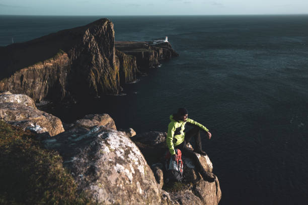 voyageur solitaire en ecosse - ile de skye - quiraing needle photos et images de collection