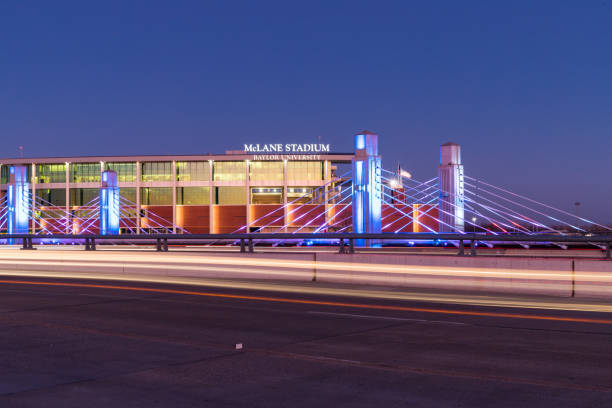 mclane stadium nel campus della baylor university, di notte. - waco foto e immagini stock