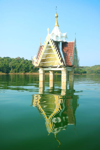 campanario de wat wang wirekaram (antiguo) siendo la ciudad subacuática después de la construcción de la presa, lugar histórico en el distrito de sangkhlaburi, tailandia - sangkhlaburi fotografías e imágenes de stock