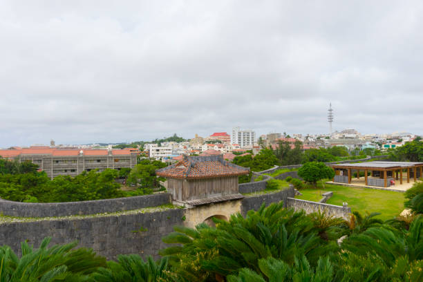 castillo de shuri patrimonio de la humanidad de naha, okinawa, japón - shuri castle fotografías e imágenes de stock