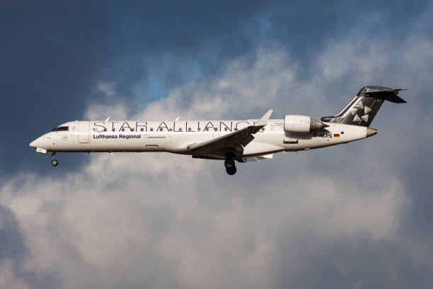 star alliance lufthansa bombardier crj-700 d-acps passenger plane landing at frankfurt airport - crj 700 imagens e fotografias de stock