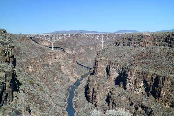 gola del rio grande vicino a taos nm - rio grande new mexico river valley foto e immagini stock