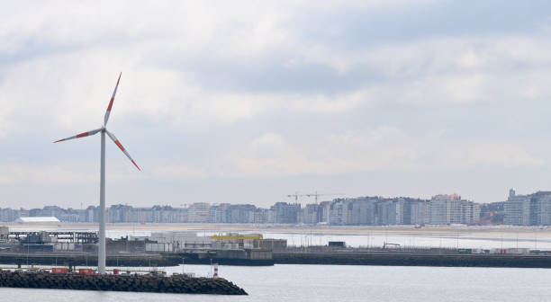 zeebruge skyline y molino de viento - belgium bruges windmill europe fotografías e imágenes de stock