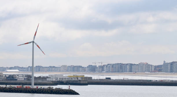 zeebruge skyline i wiatrak - belgium bruges windmill europe zdjęcia i obrazy z banku zdjęć