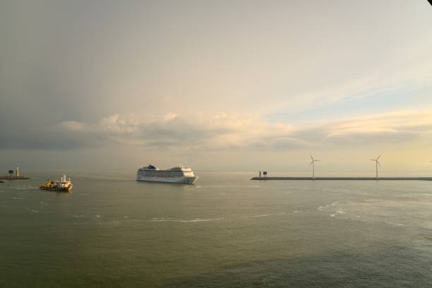 navires à zeebrugge harbor entrance - ii - belgium bruges windmill europe photos et images de collection