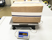 wiegen-und-verpacken-von-paketen-in-der-post.jpg?b=1&s=170x170&k=20&c=OLu3bZNC1tjkd9Q7ShvvY-pkKdCH-DLaaIbqEMT73Rw=