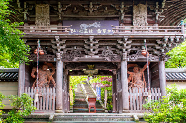 porta al tempio buddista di daisho nell'isola di miyajima, hiroshima, giappone. - garble foto e immagini stock