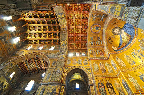 interno della famosa cattedrale di santa maria nuova di monreale vicino palermo in sicilia. - stile normanno foto e immagini stock