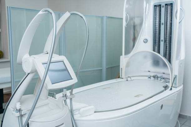 capsule moderne de traitement de spa dans la clinique de cosmétologie - hidromassage inside of wet luxury photos et images de collection